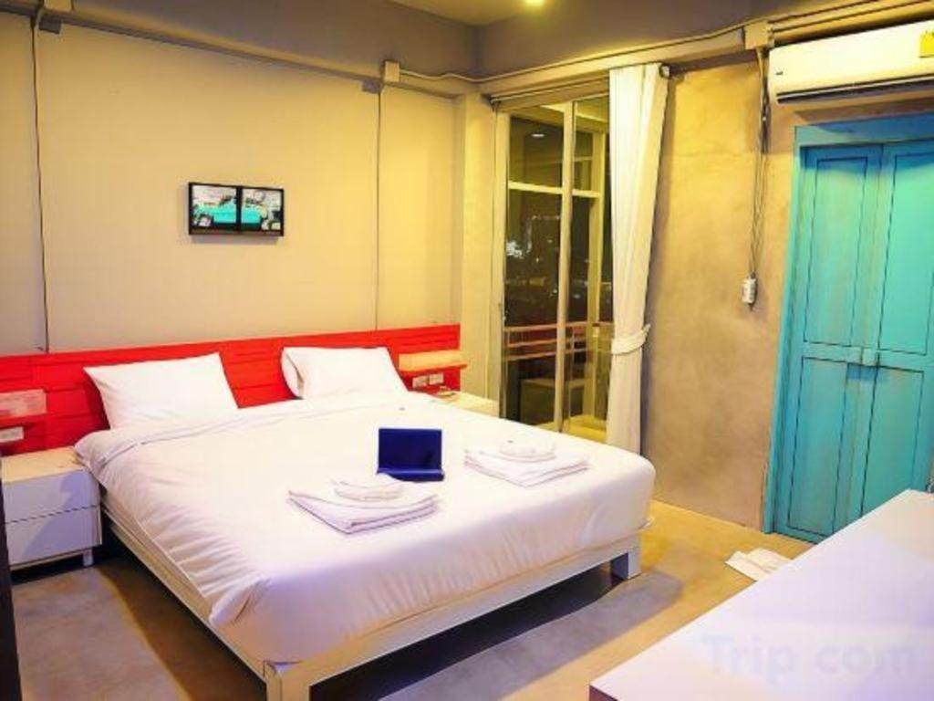 Oyo 292 The Oddy Hip Hotel Patong Exterior foto