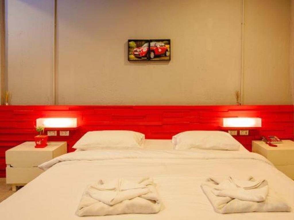 Oyo 292 The Oddy Hip Hotel Patong Exterior foto